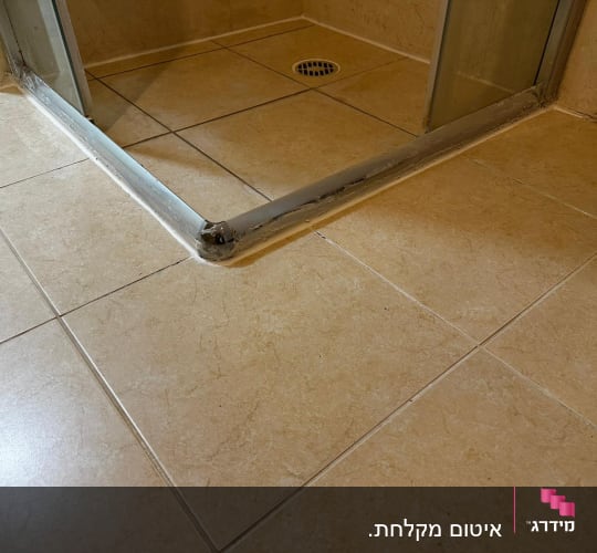 איטום סביב מקלחון עם חומר איטום לבן